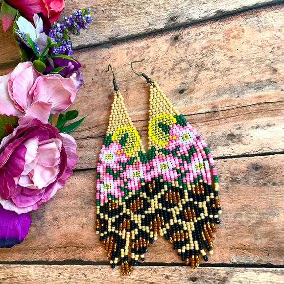 Leopard beaded earring - Picture 2 of 5